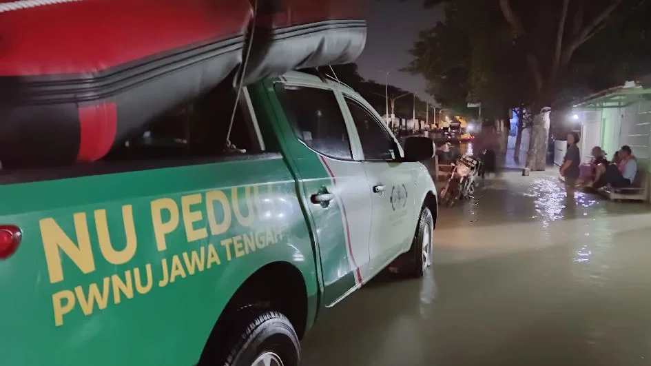 Gerak Cepat Banjir Demak, Lazisnu Jateng Terjunkan Relawan dan Perahu Evakuasi